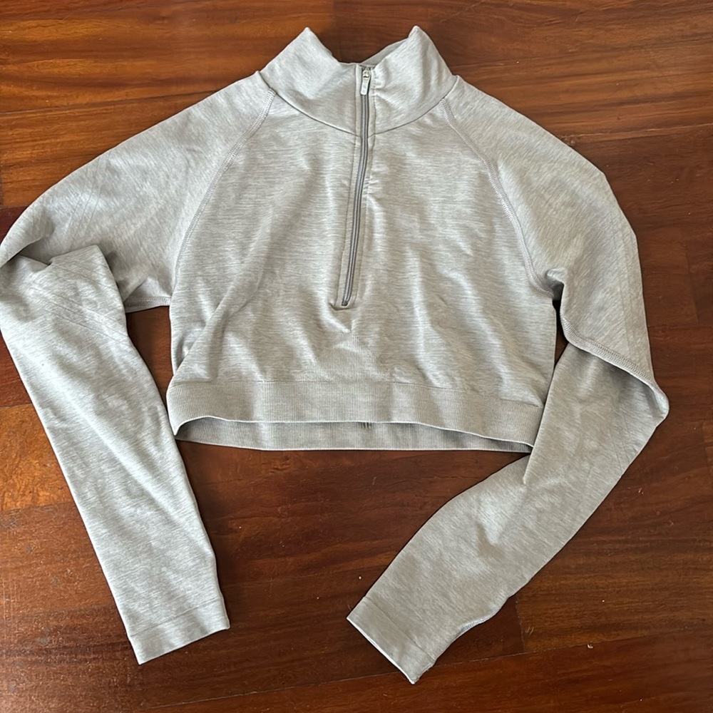 grey long sleeve cropped shirt